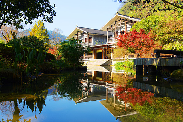 張家界黃龍洞景區(qū)：初冬秋色艷，游客樂(lè)享休閑時(shí)光（組圖）