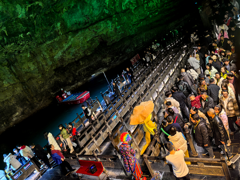 黃龍洞景區(qū)有序應(yīng)對客流高峰，近萬中外游客共享“潮玩中國年”